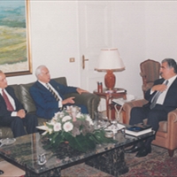 اجتماع مع رئيس الوزراء رفيق الحريريّ خلال ولايته الثانية كنائب رئيس المجلس الدستوريّ (2001)