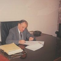 في مكتبه في قصر العدل عام 1994