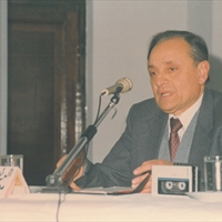 محاضرة في كليّة الطبّ في جامعة القدّيس يوسف عام 1993