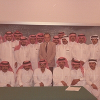 مع إحدى دفعات متخرّجي المركز العربي للدراسات الأمنية والتدريب في الرياض عام 1986