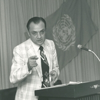 في إحدى مهامّه كخبير لدى الأمم المتّحدة في كاراكاس (فنزويلاّ) عام 1980
